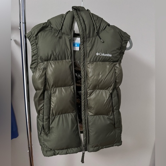 COLUMBIA Women’s Pike Lake Insulated Vest with Hoodie in Green - Picture 3 of 12